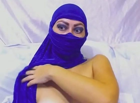 Arabian Babe Less Hijab Enjoys Deep Unquestioning be incumbent on Anal Toying