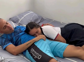 COLEGIALA GOLOSA LLEGA DE LA ESCUELA PARA CHUPAR LA VERGA DEL PERVERTIDO DE SU PADRASTRO