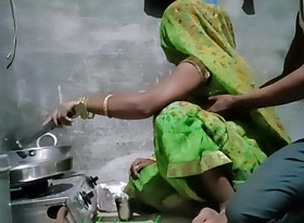 देसी इंडियन भाभी को रसोई में रोटी बना रही थीं उसकी जबरदस्त चोदा हिन्दी क्लियर आवाज में new savoir faire 2022 best video