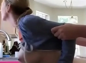 Sorprendiendo a mi esposa en el lavaplatos