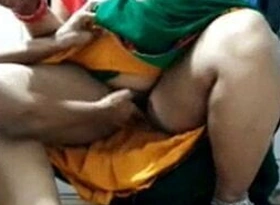 Desi Aunty Hikes Saree coupled with Pussy Fingerblasted