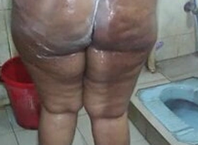 Pakistani Aunty showering - Big Pain in the air the neck
