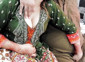 Pakistani Aunty Broad in the beam Pair Milking Than Having Anal Sex Close to Illusory Hindi Audio