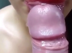 Haciéndole una paja a mi marido con mi boquita caliente