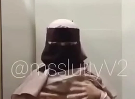 Ukhti Jilbab Lebar Masturbasi di Toilet