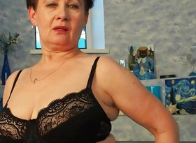 Busty mature mother screws her starving pussy
