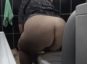A grown-up milf upon a thick big ass pees on the toilet and smears her hairy pussy upon toilet paper. PAWG. ASMR. Home.