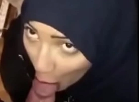 شرموطة عربية محجبة  قحبة ترضع  الزب ناار تابعونا علي xxaraby porno