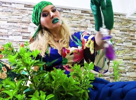 Fondling Poison Ivy 's Green Lips