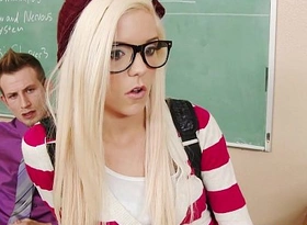 Geeky schoolgirl halle von fuck in classroom