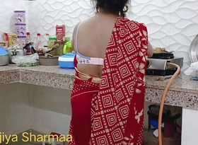 kitchen mein Chowmin bana rahi Desi sister ko bhai ne ghodi bana kar lapa lap choda