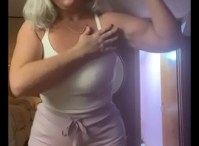 Curvy milf rosie working out the biceps in booty shorts