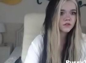 Young teenager 18yo is new on webcam