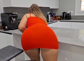 Blanca culona con grandes caderas es sorprendida por el amigo de su esposo mientras estaba limpiando! Ella se negó a follar pero el hombre consiguió follarla!